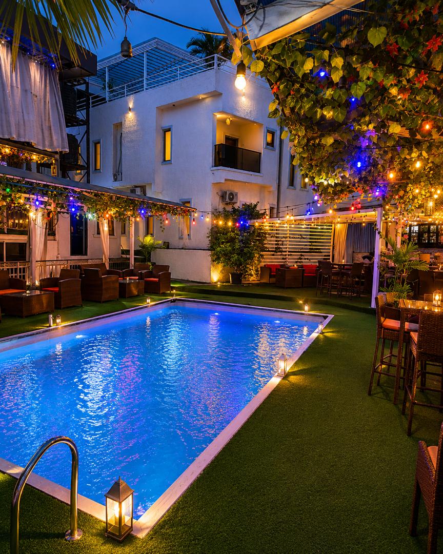 DE’ Lounge Inn poolside